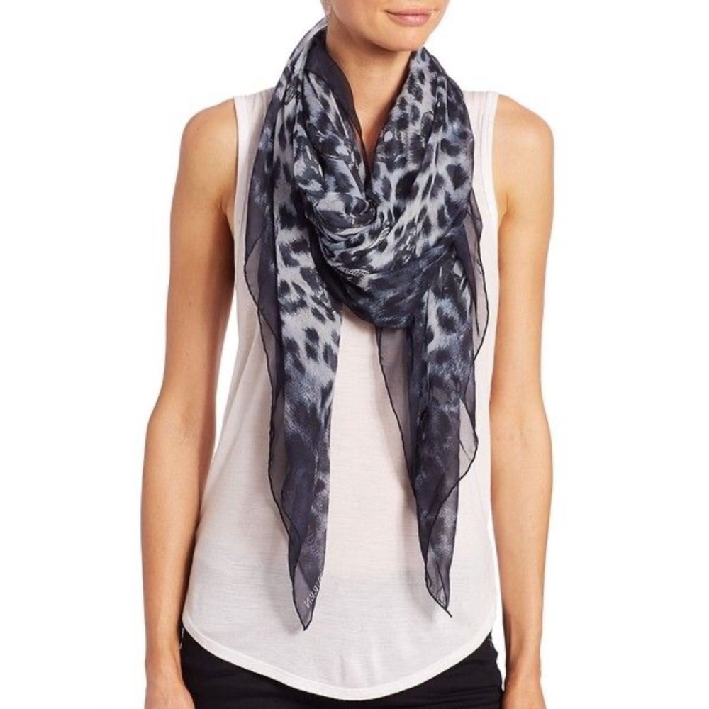Alexander McQueen
Eaten Way Leopard Skull Scarf